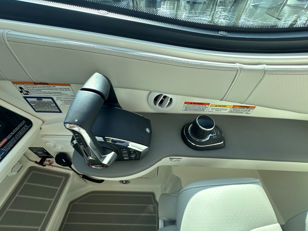2027 Sea Ray Sundancer 320 Outboard 23