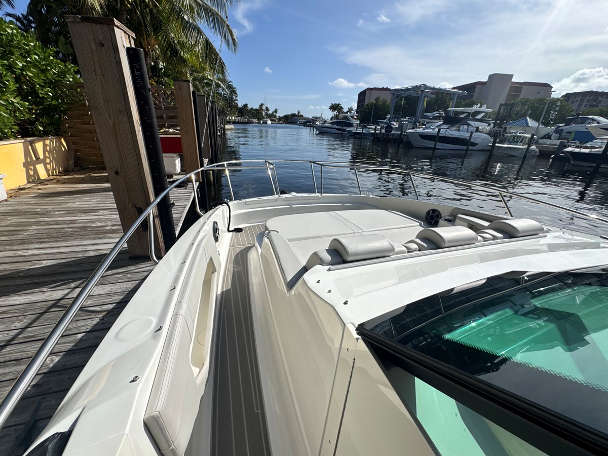 2027 Sea Ray Sundancer 320 Outboard 25