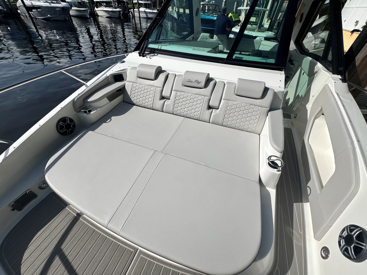 2027 Sea Ray Sundancer 320 Outboard 26