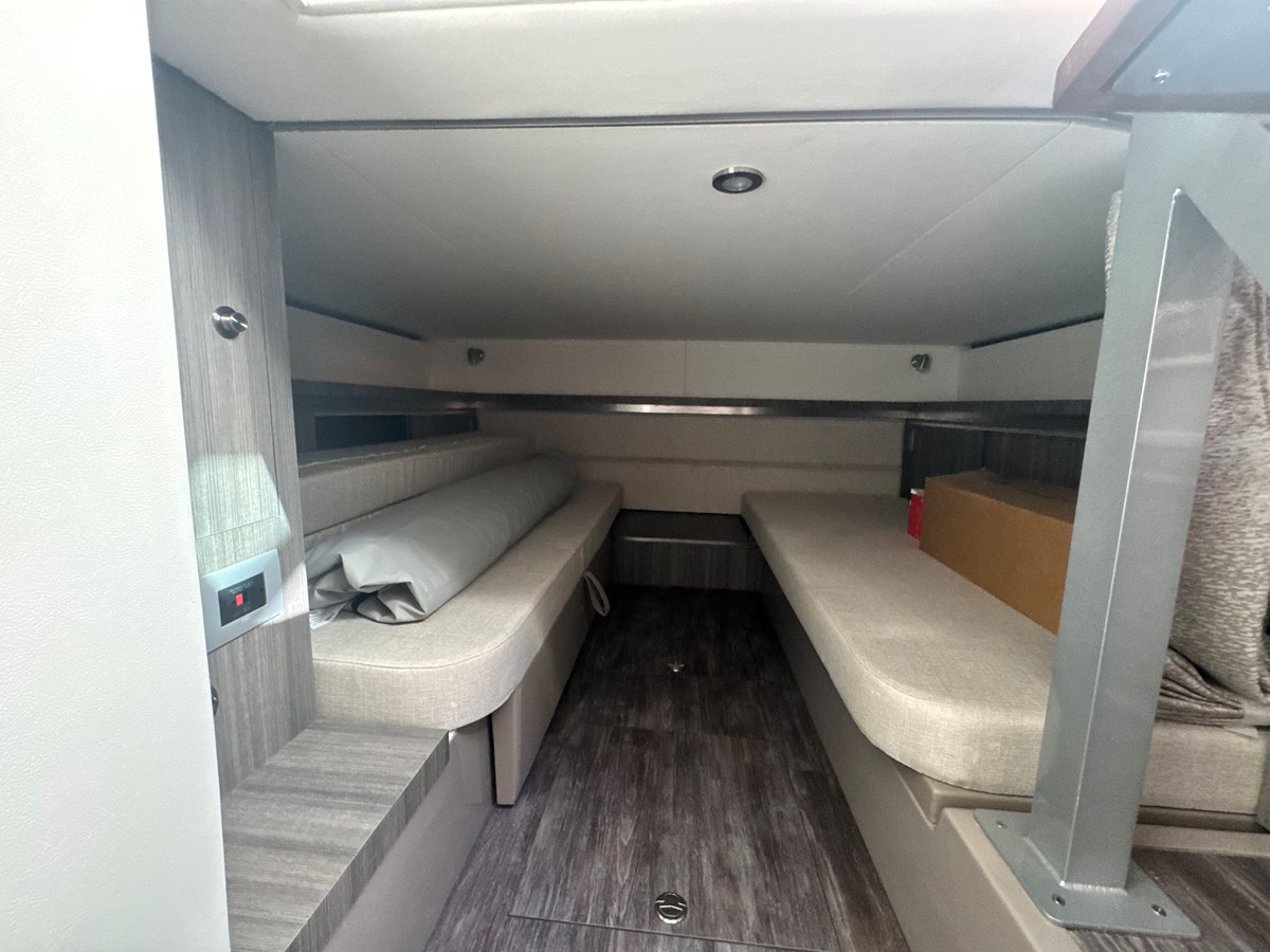 2027 Sea Ray Sundancer 320 Outboard 32