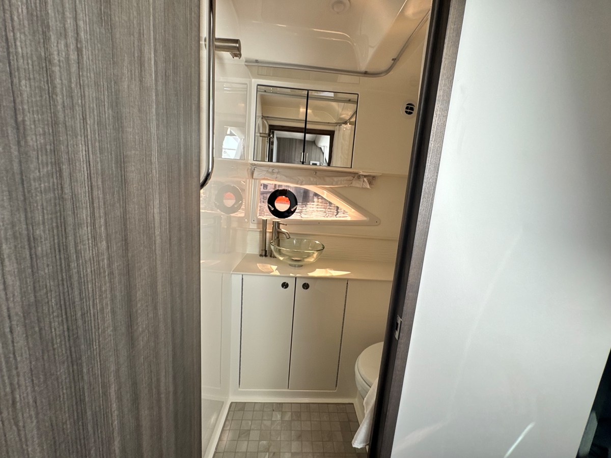 2027 Sea Ray Sundancer 320 Outboard 33
