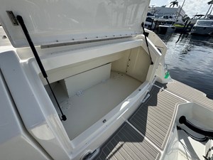 Sea Ray Sundancer 320 Outboard 10 2027 Sea Ray Sundancer 320 Outboard 11
