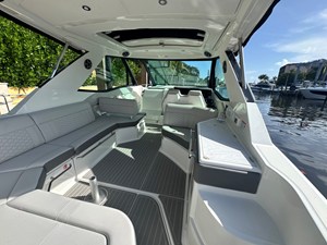 Sea Ray Sundancer 320 Outboard 16 2027 Sea Ray Sundancer 320 Outboard 17