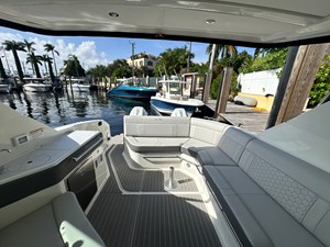 Sea Ray Sundancer 320 Outboard 18 2027 Sea Ray Sundancer 320 Outboard 19