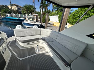 Sea Ray Sundancer 320 Outboard 19 2027 Sea Ray Sundancer 320 Outboard 20
