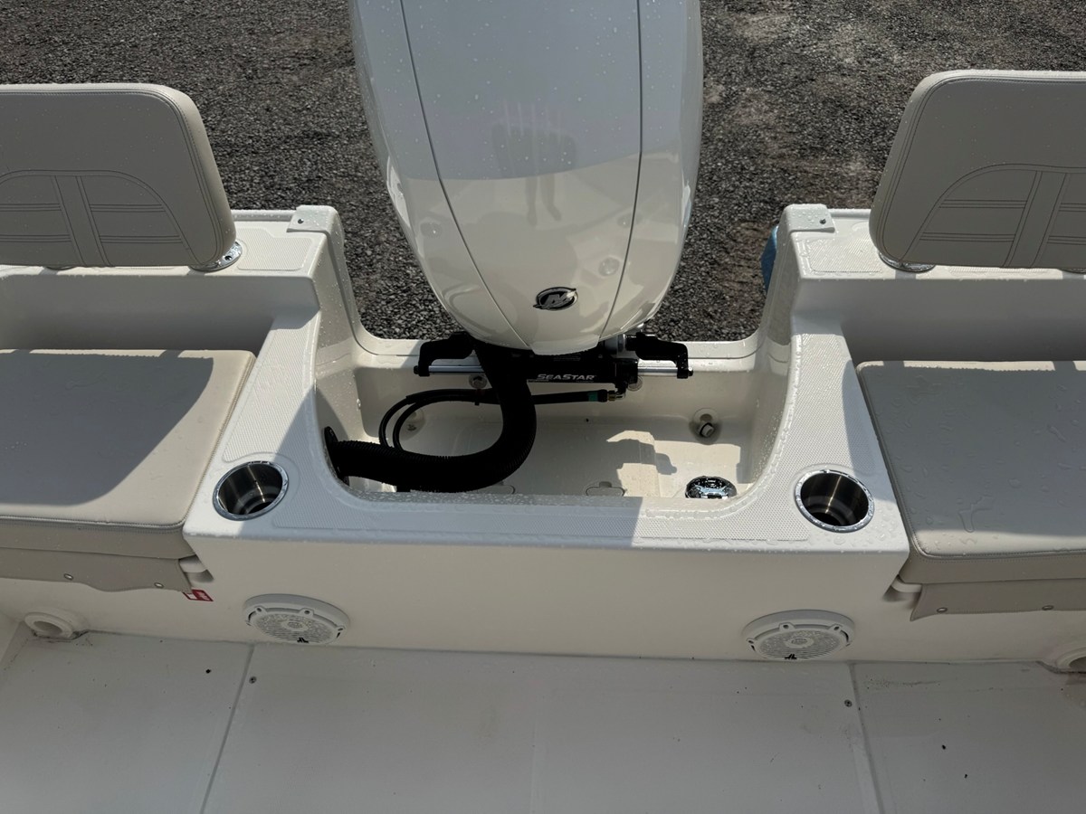 2027 Boston Whaler 190 Montauk 10