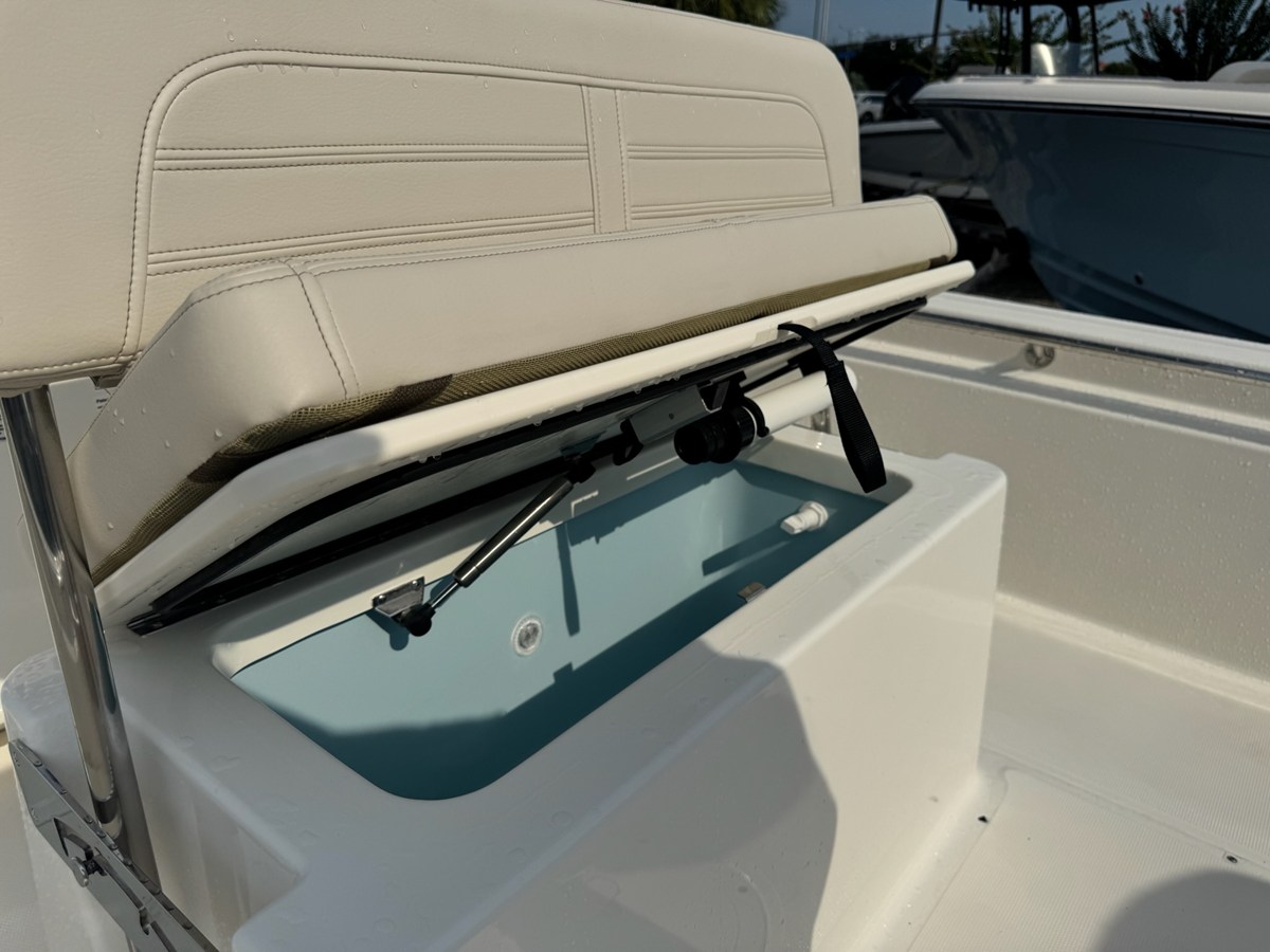 2027 Boston Whaler 190 Montauk 12