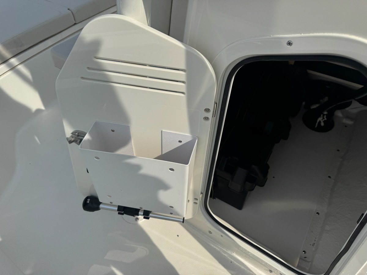 2027 Boston Whaler 190 Montauk 14