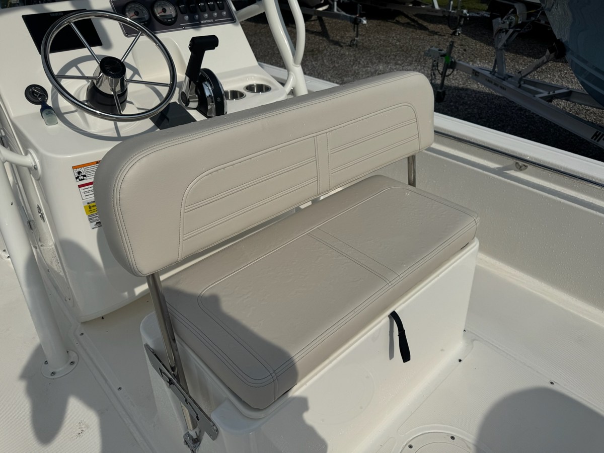 2027 Boston Whaler 190 Montauk 15