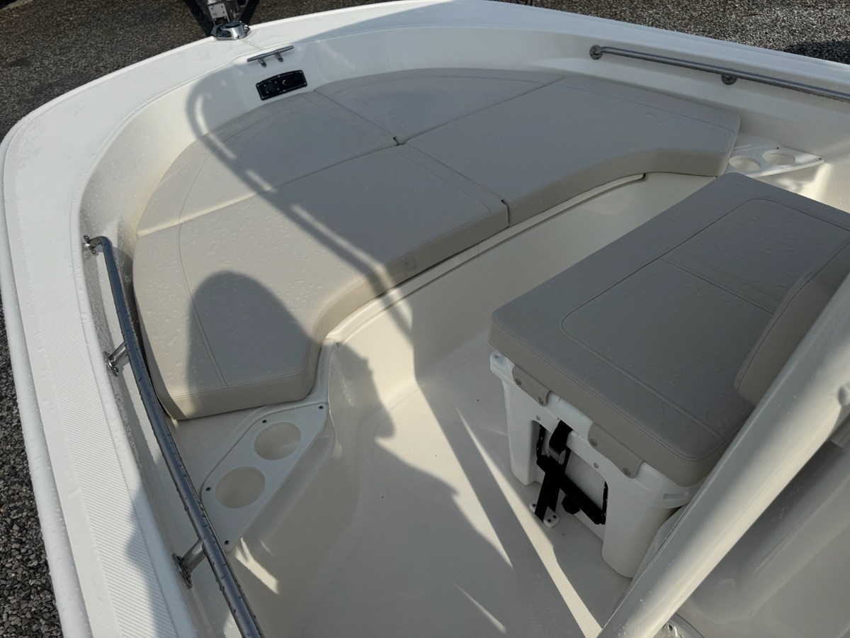 2027 Boston Whaler 190 Montauk 18