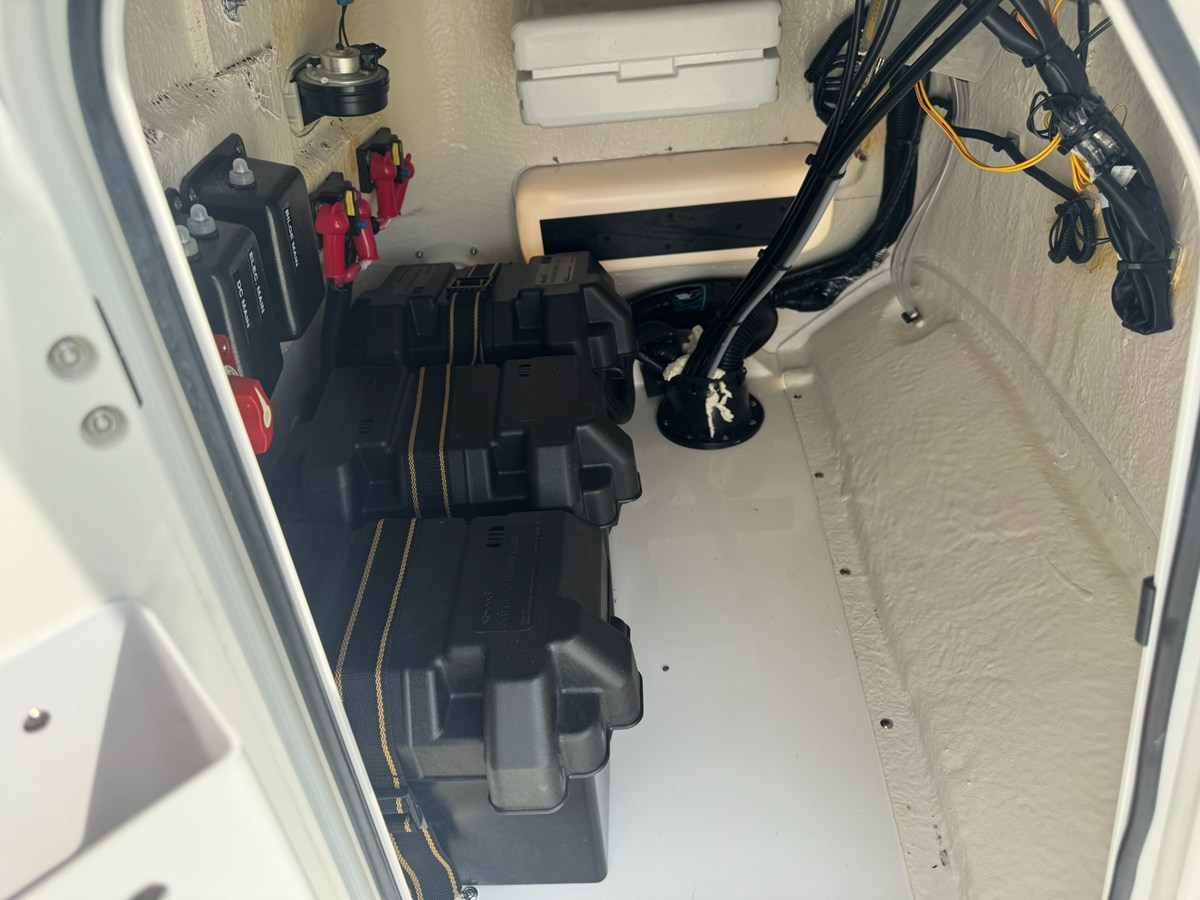 2027 Boston Whaler 190 Montauk 19