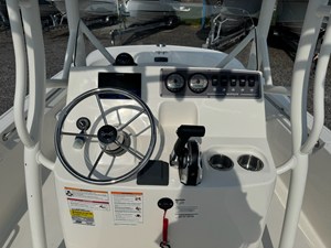 Boston Whaler 190 Montauk 12 2027 Boston Whaler 190 Montauk 13