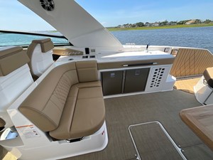 Sea Ray SLX 400 Outboard 10 2026 Sea Ray SLX 400 Outboard 11