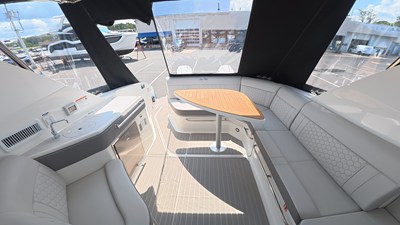Sea Ray Sundancer 320 Outboard 4 2026 Sea Ray Sundancer 320 Outboard 5