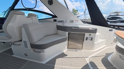 Sea Ray Sundancer 320 Outboard 8 2026 Sea Ray Sundancer 320 Outboard 9