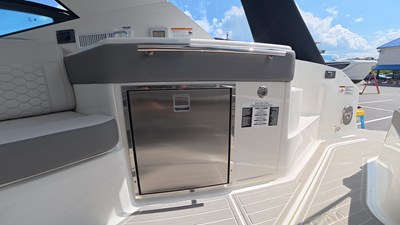 Sea Ray Sundancer 320 Outboard 9 2026 Sea Ray Sundancer 320 Outboard 10