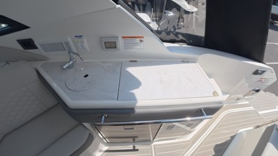 Sea Ray Sundancer 320 Outboard 10 2026 Sea Ray Sundancer 320 Outboard 11