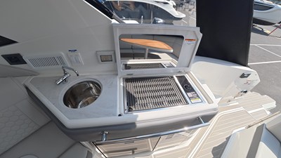 Sea Ray Sundancer 320 Outboard 11 2026 Sea Ray Sundancer 320 Outboard 12