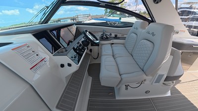 Sea Ray Sundancer 320 Outboard 14 2026 Sea Ray Sundancer 320 Outboard 15