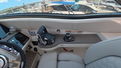Sea Ray Sundancer 320 Outboard 15 2026 Sea Ray Sundancer 320 Outboard 16