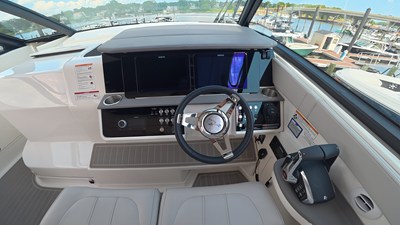 Sea Ray Sundancer 320 Outboard 17 2026 Sea Ray Sundancer 320 Outboard 18