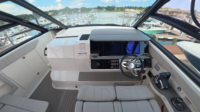 Sea Ray Sundancer 320 Outboard 18 2026 Sea Ray Sundancer 320 Outboard 19