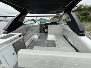 Cruisers Yachts 34 GLS Outboard 11 2026 Cruisers Yachts 34 GLS Outboard 12