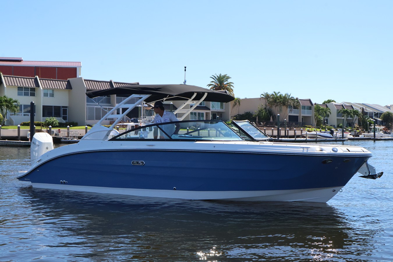 2027 Sea Ray SDX 270 Outboard 2