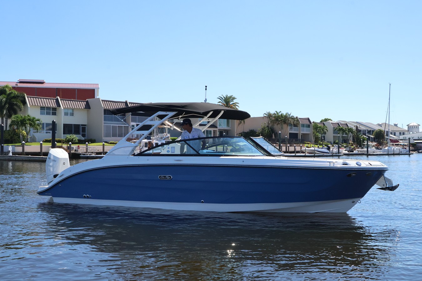 2027 Sea Ray SDX 270 Outboard 3