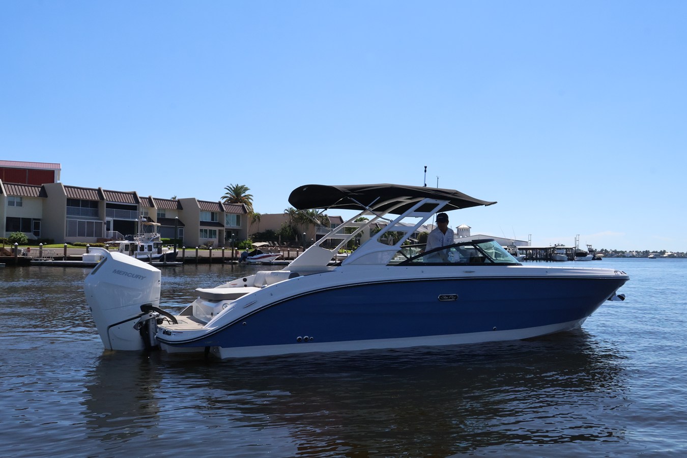 2027 Sea Ray SDX 270 Outboard 4