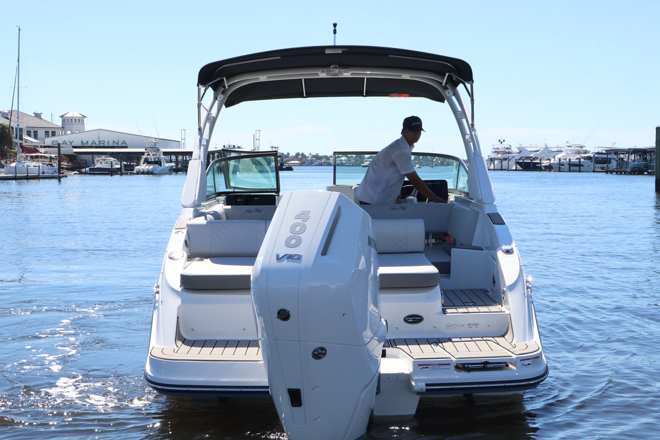 2027 Sea Ray SDX 270 Outboard 6