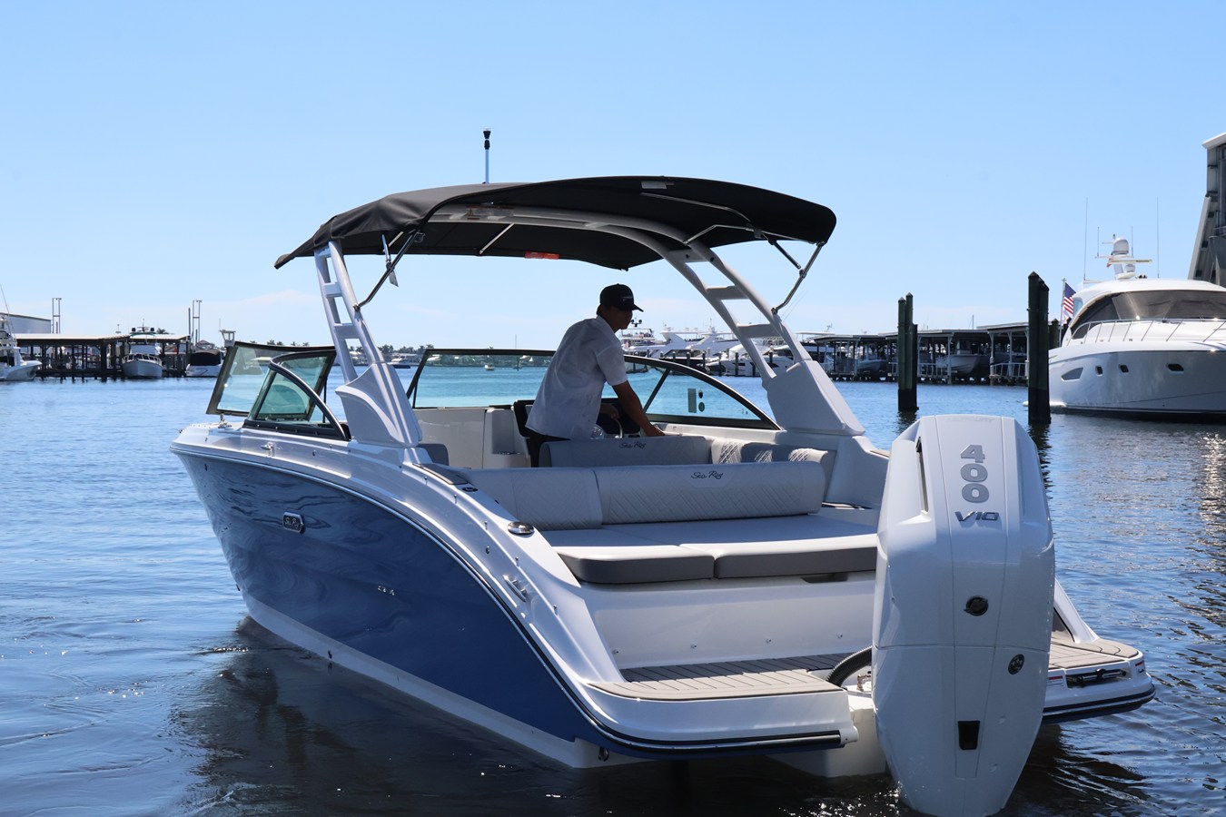 2027 Sea Ray SDX 270 Outboard 7