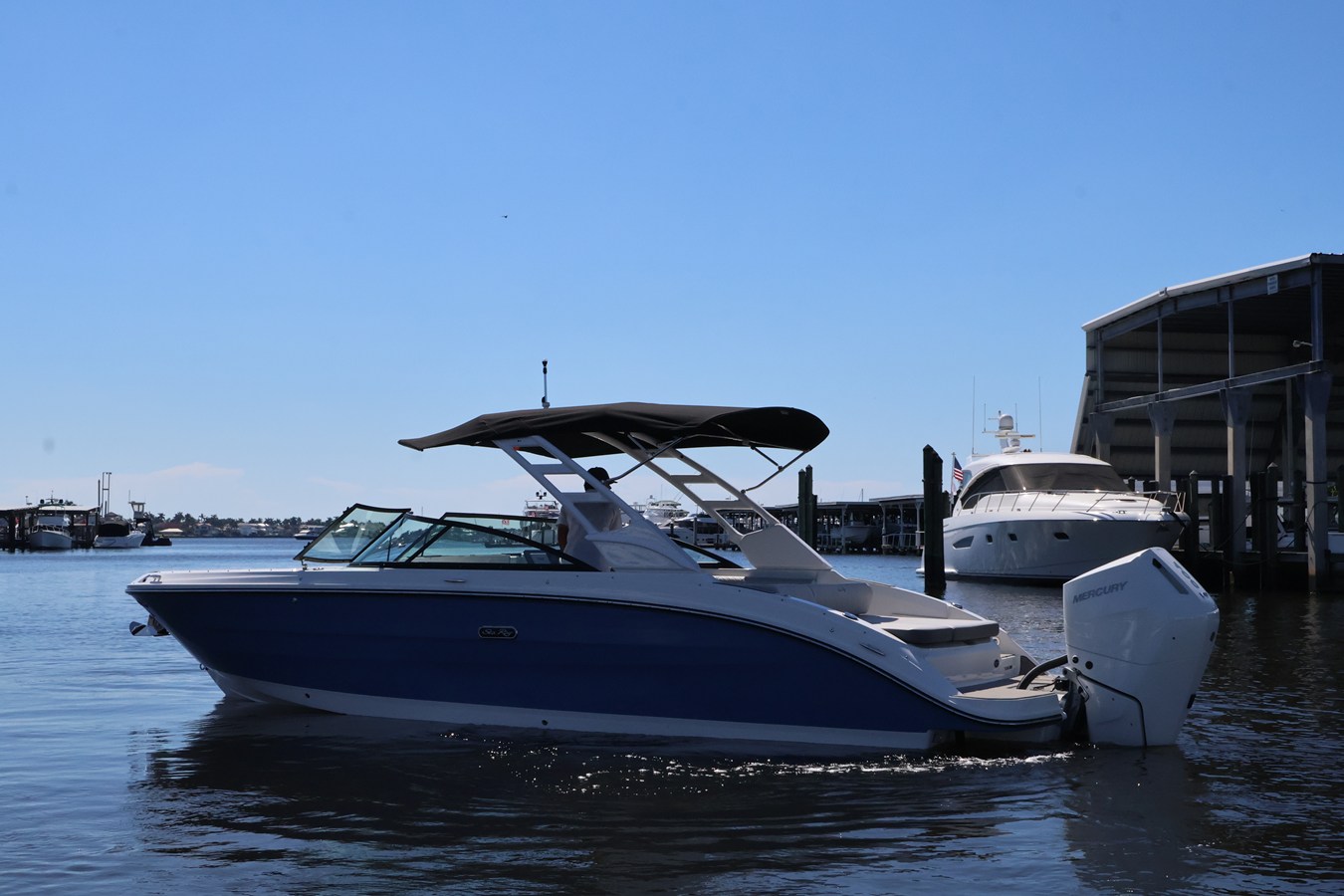 2027 Sea Ray SDX 270 Outboard 9