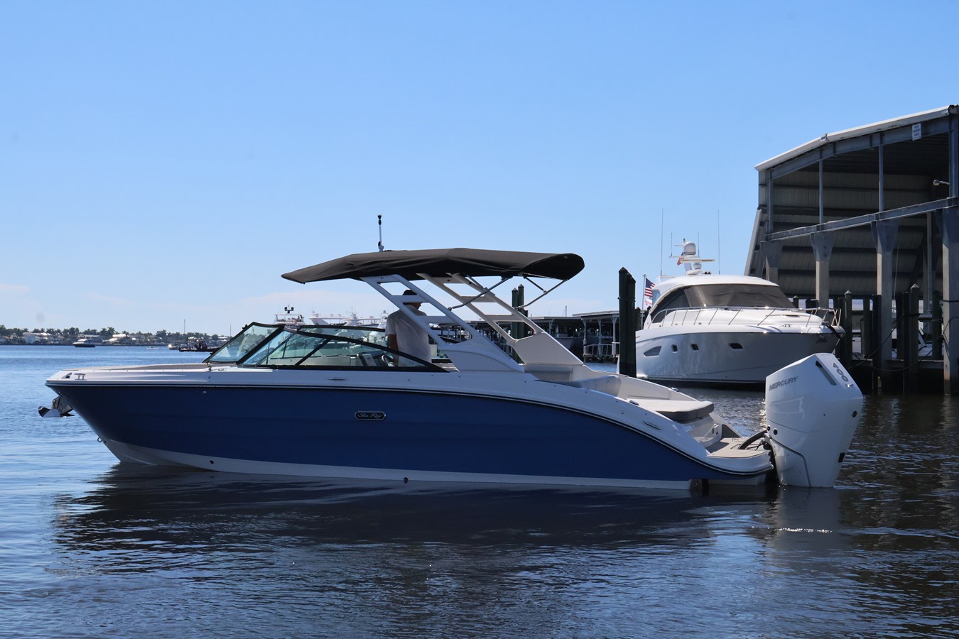 2027 Sea Ray SDX 270 Outboard 10