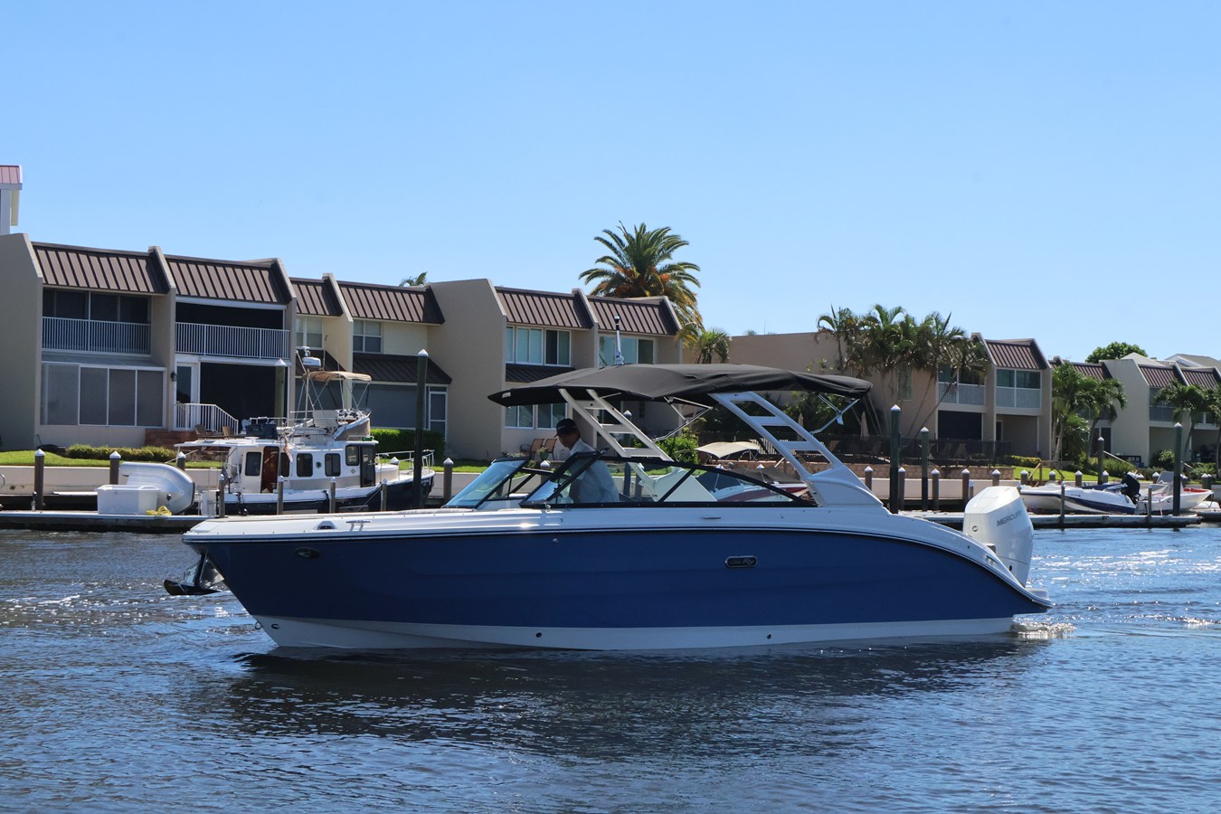 2027 Sea Ray SDX 270 Outboard 11