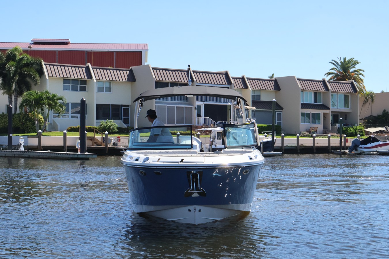 2027 Sea Ray SDX 270 Outboard 12