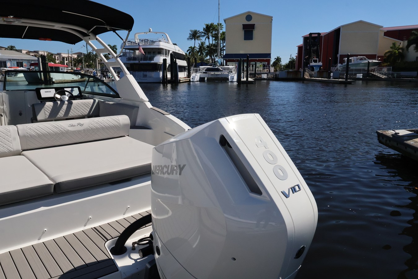 2027 Sea Ray SDX 270 Outboard 13