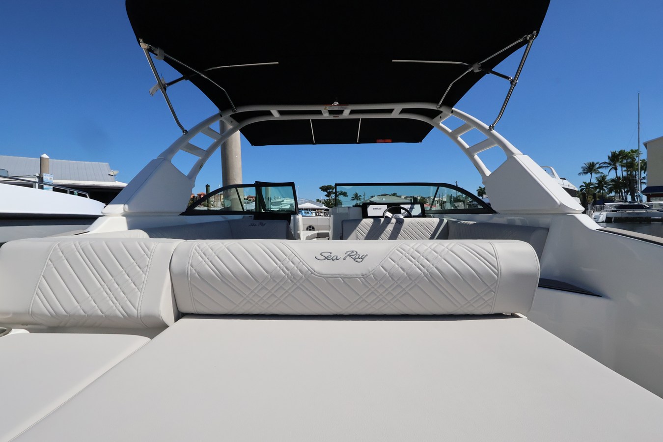 2027 Sea Ray SDX 270 Outboard 15