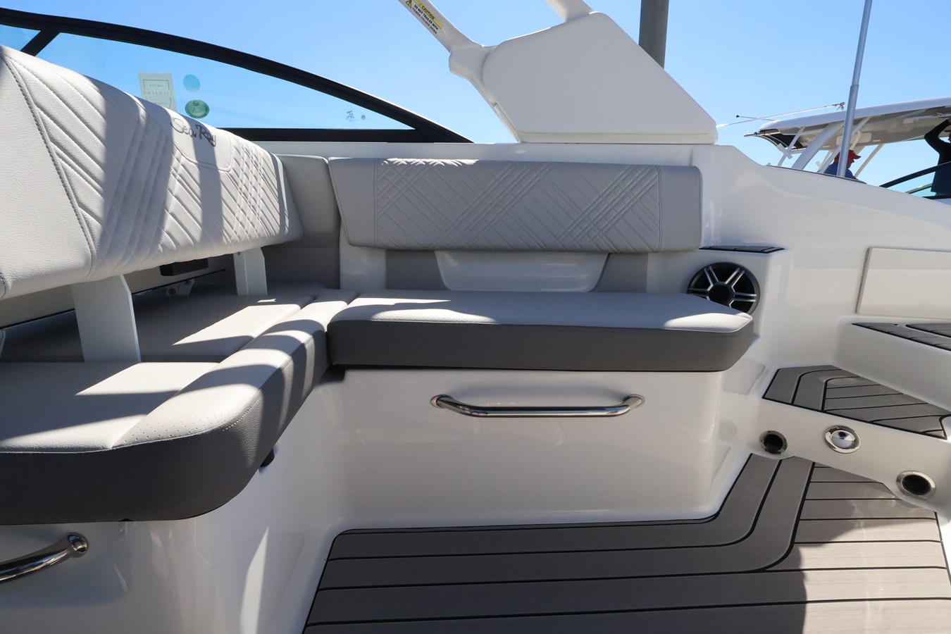 2027 Sea Ray SDX 270 Outboard 17