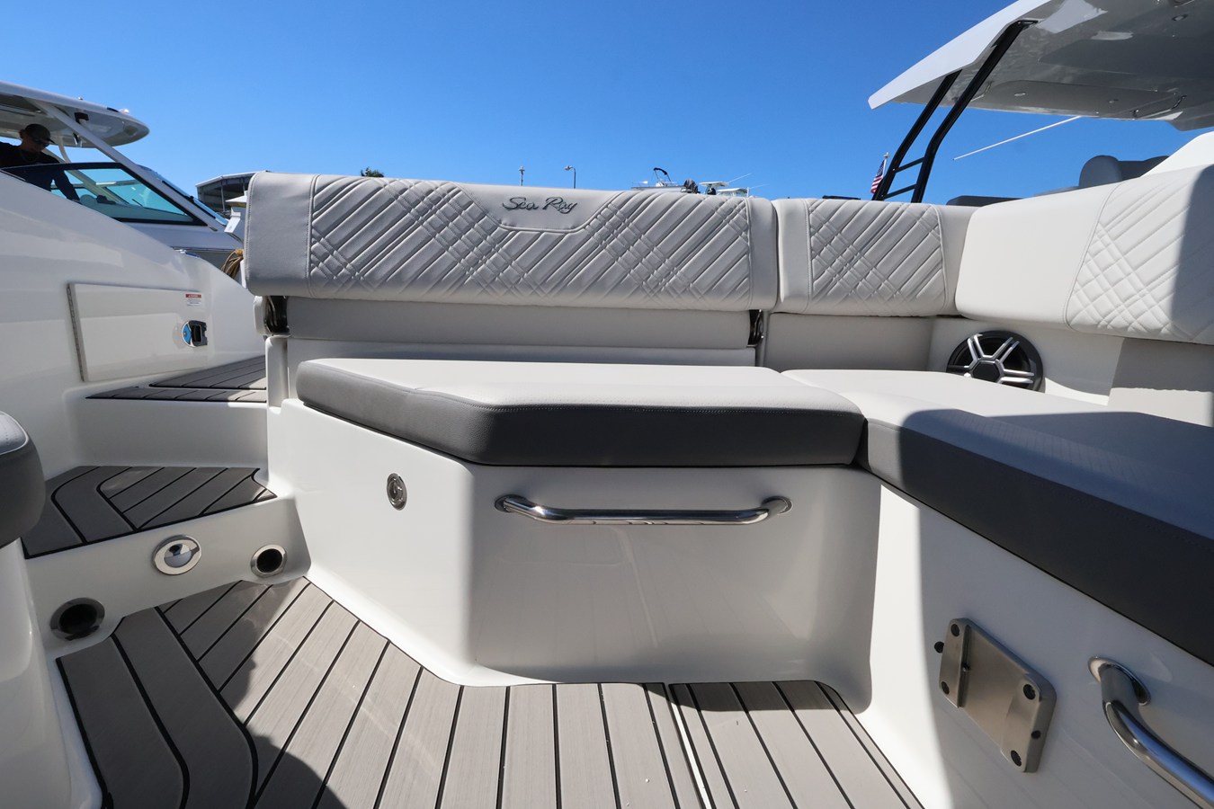 2027 Sea Ray SDX 270 Outboard 18
