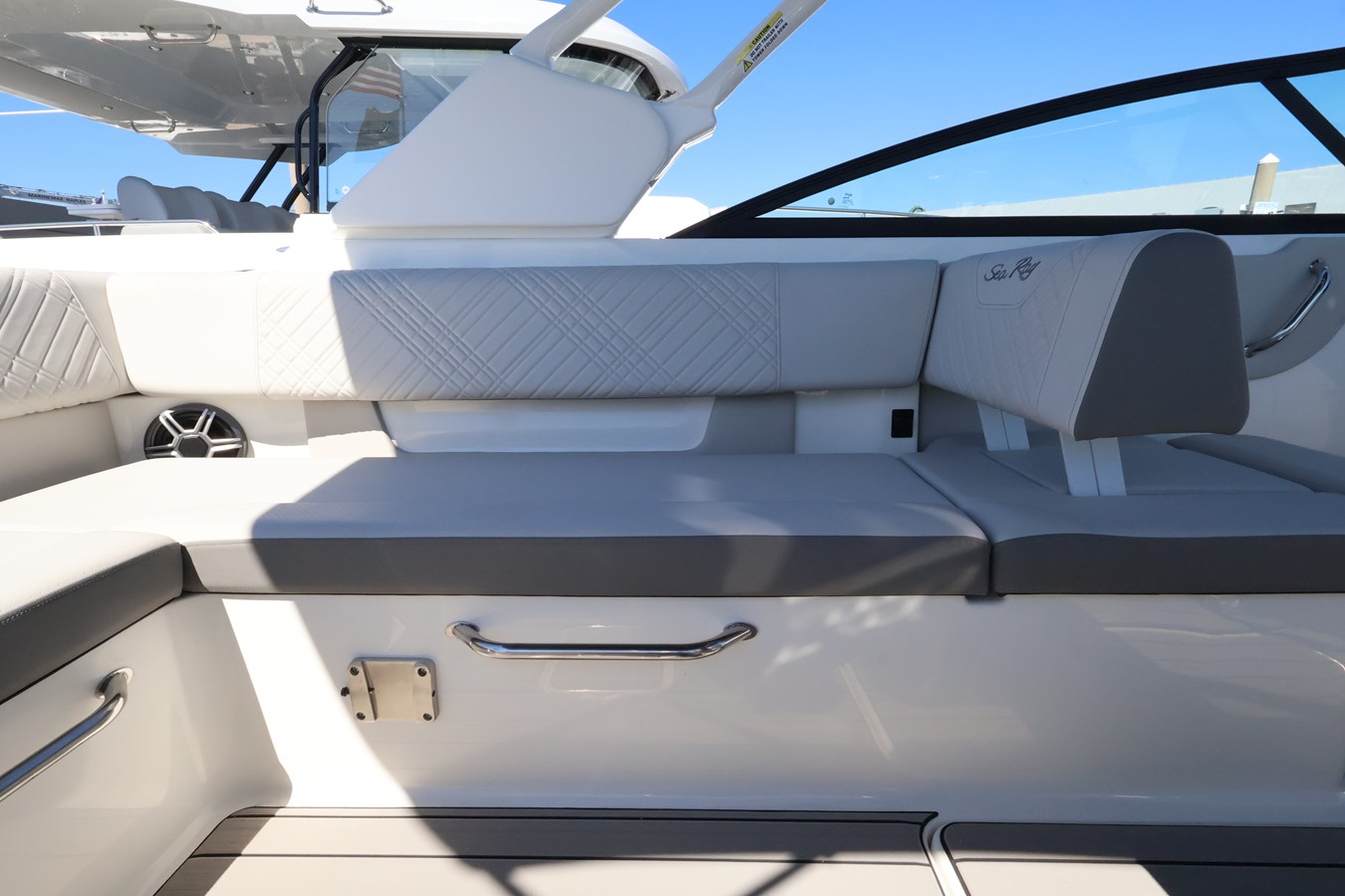 2027 Sea Ray SDX 270 Outboard 19