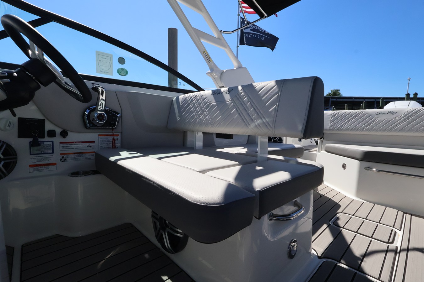 2027 Sea Ray SDX 270 Outboard 21