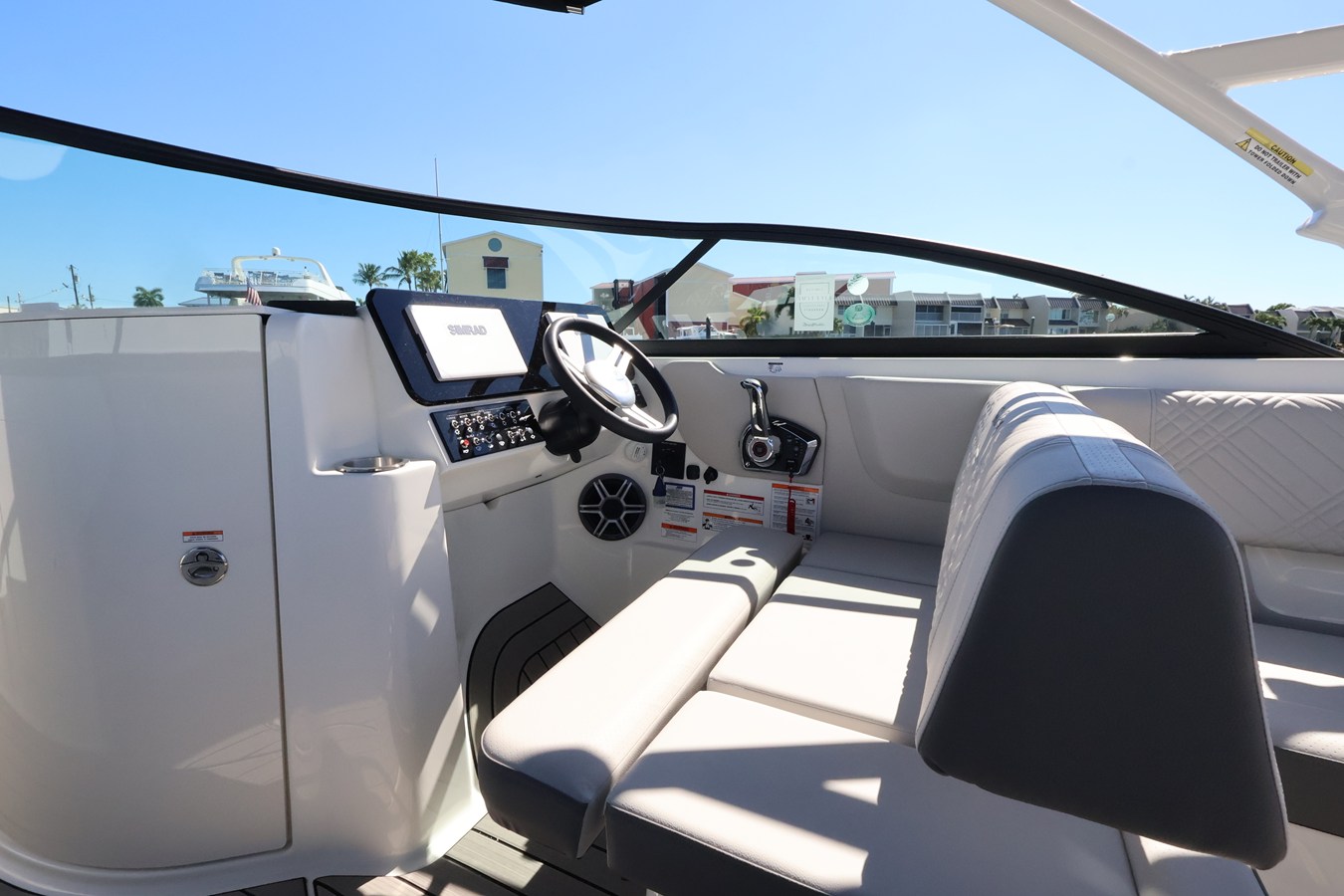 2027 Sea Ray SDX 270 Outboard 22