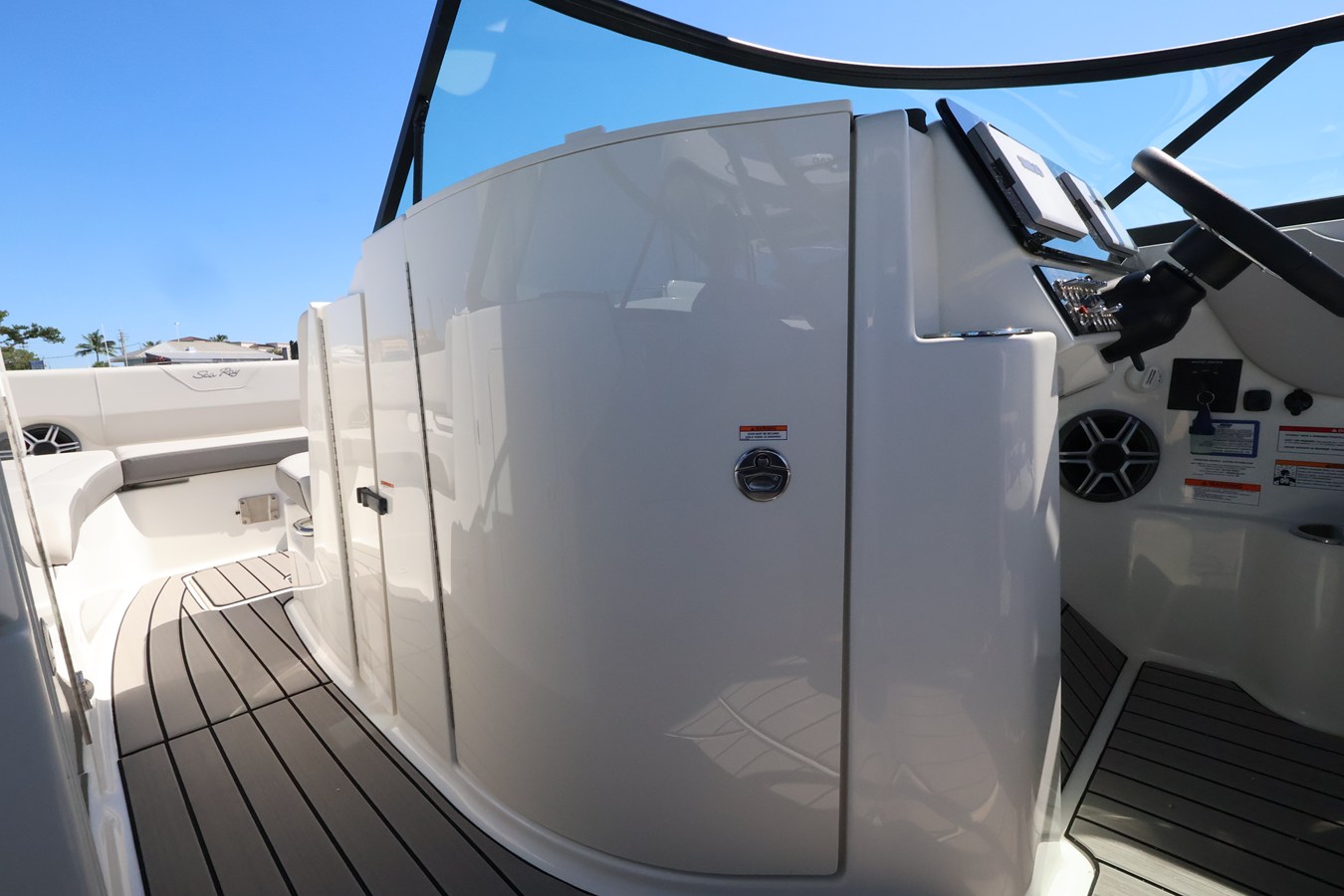 2027 Sea Ray SDX 270 Outboard 28