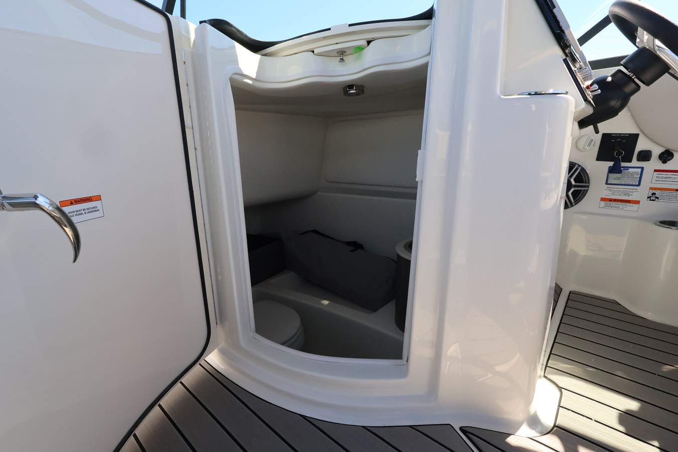 2027 Sea Ray SDX 270 Outboard 29