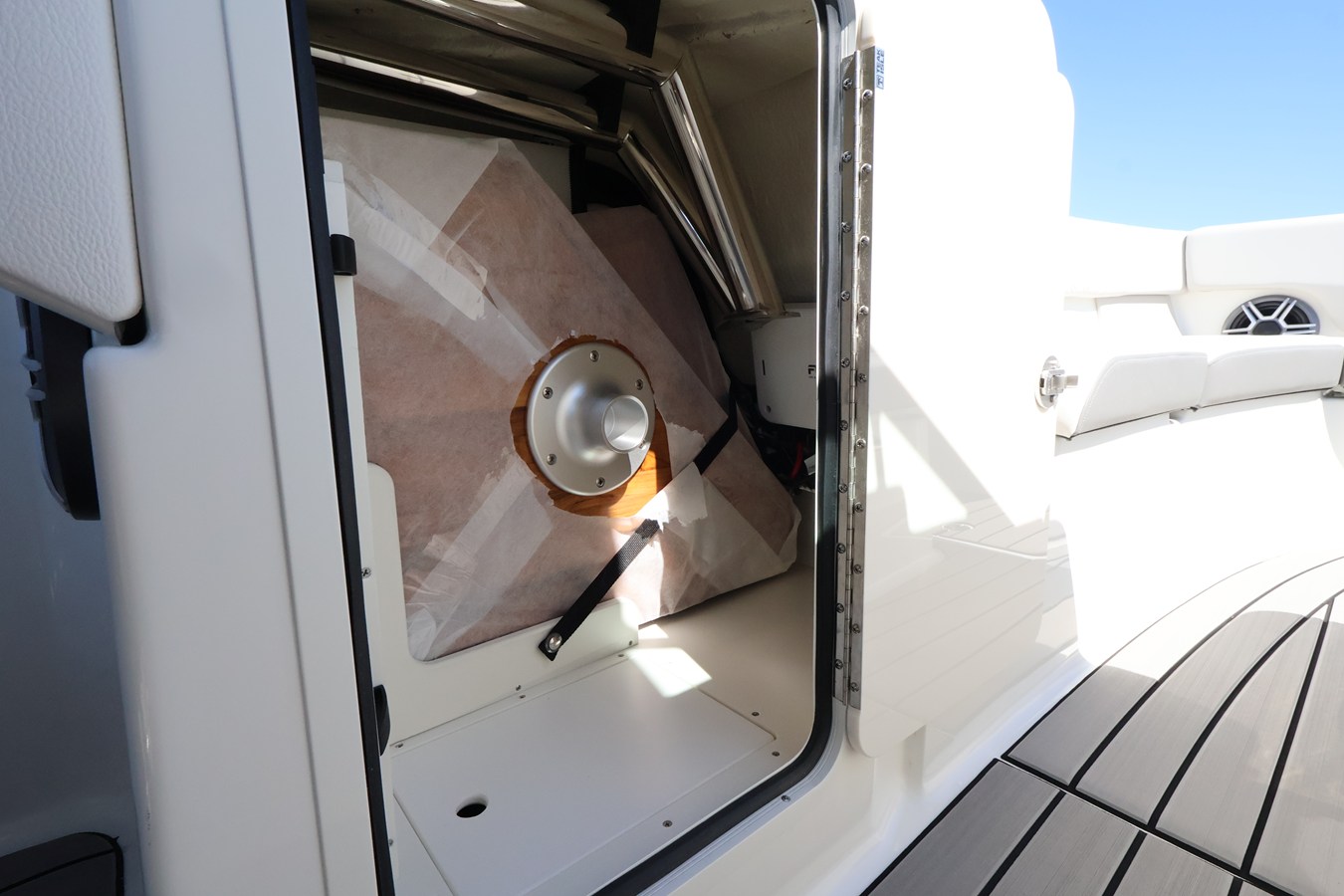 2027 Sea Ray SDX 270 Outboard 32