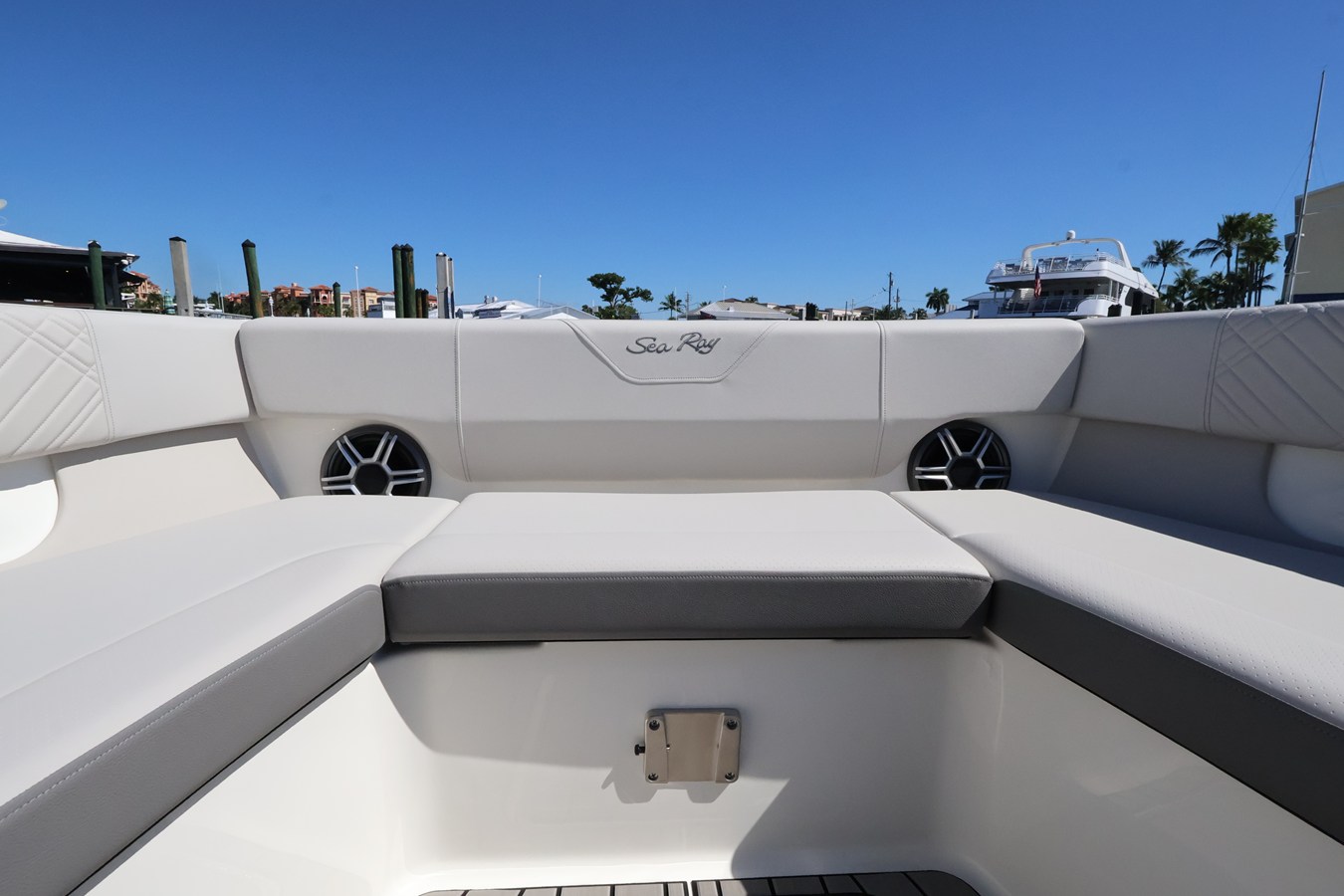 2027 Sea Ray SDX 270 Outboard 34