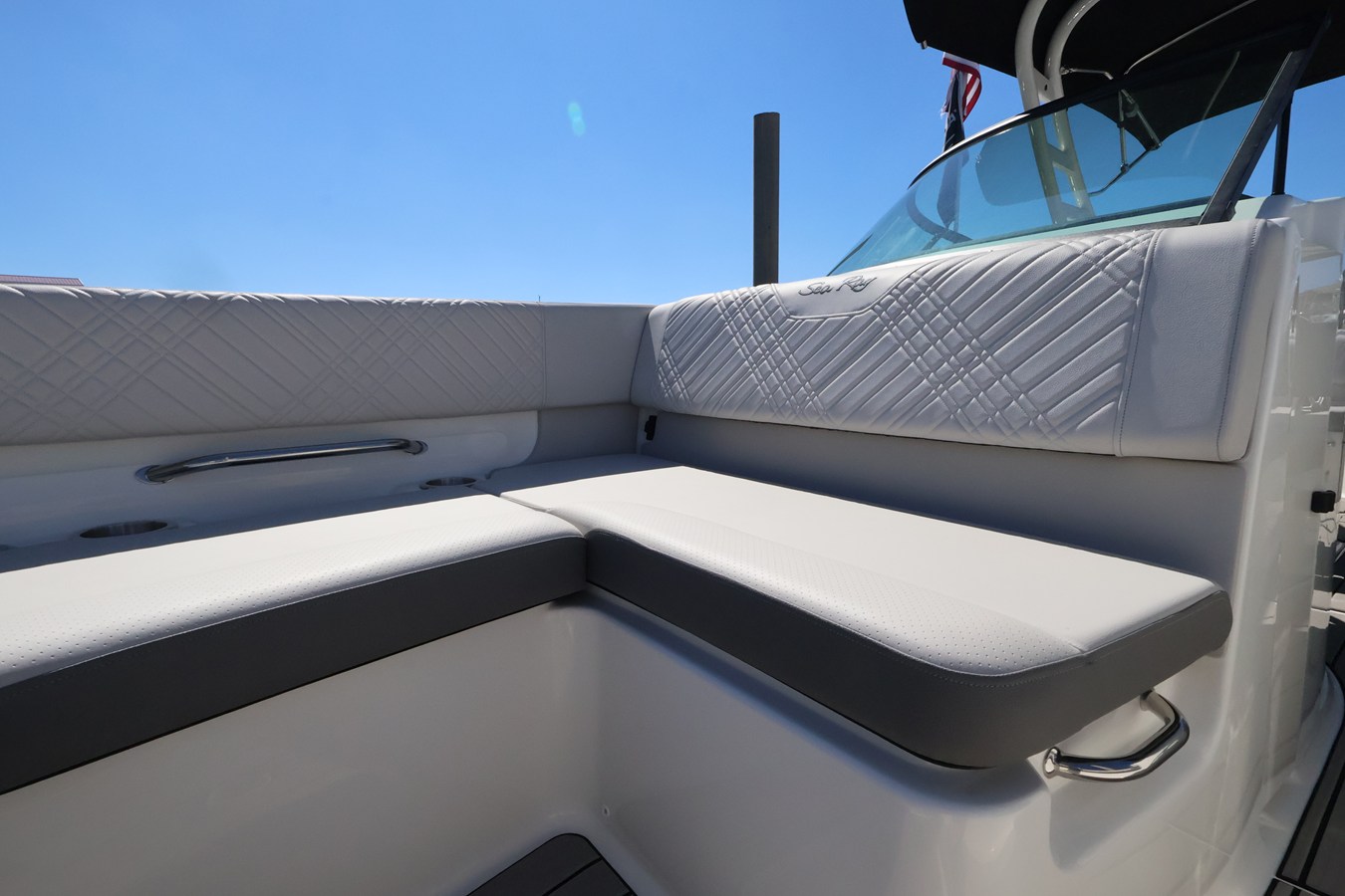 2027 Sea Ray SDX 270 Outboard 35