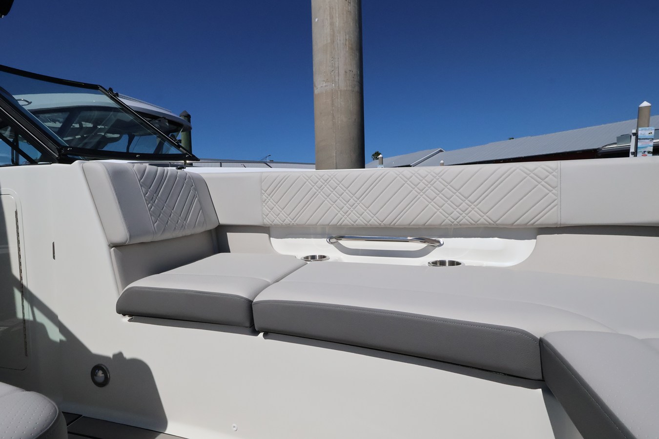 2027 Sea Ray SDX 270 Outboard 36
