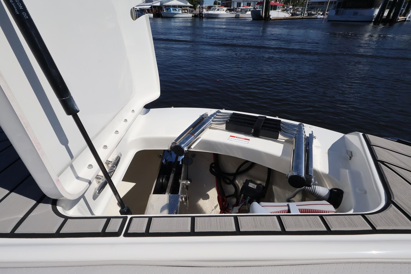 2027 Sea Ray SDX 270 Outboard 37